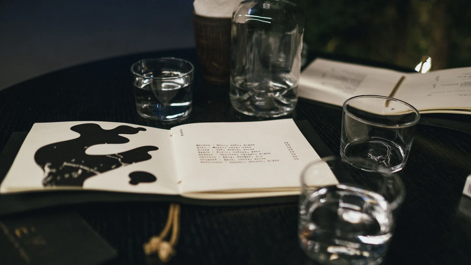 Table de restaurant avec carnet et menu fermé
