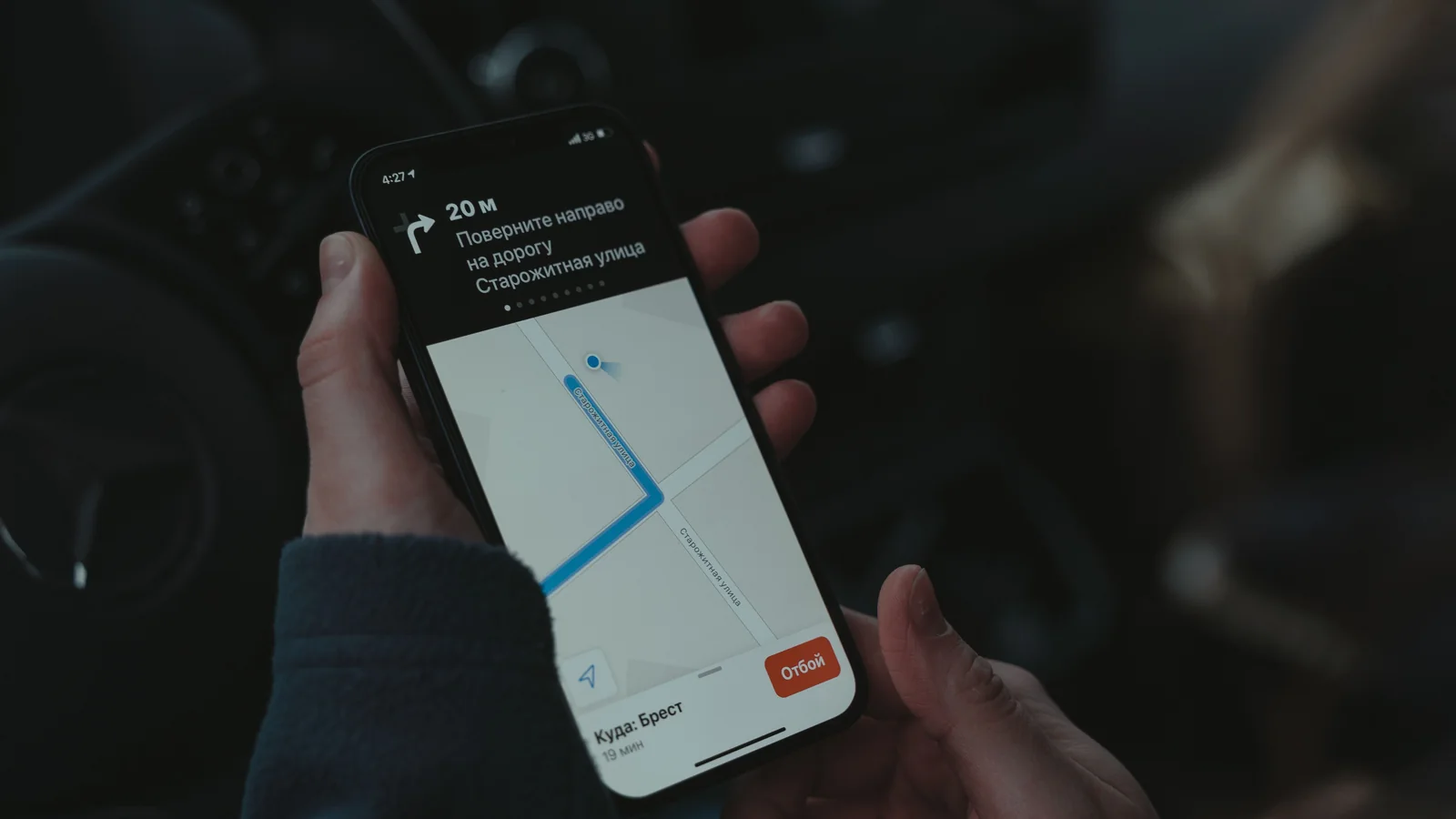 Téléphone, adaptateur et écouteurs sur une carte