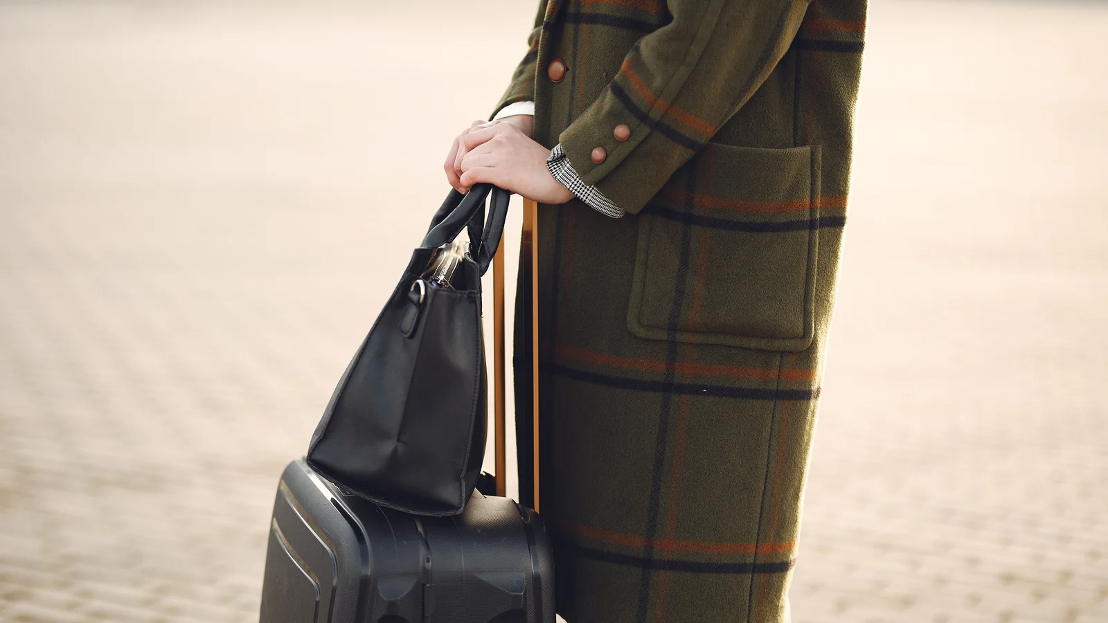 Pull, manteau léger et carnet de voyage