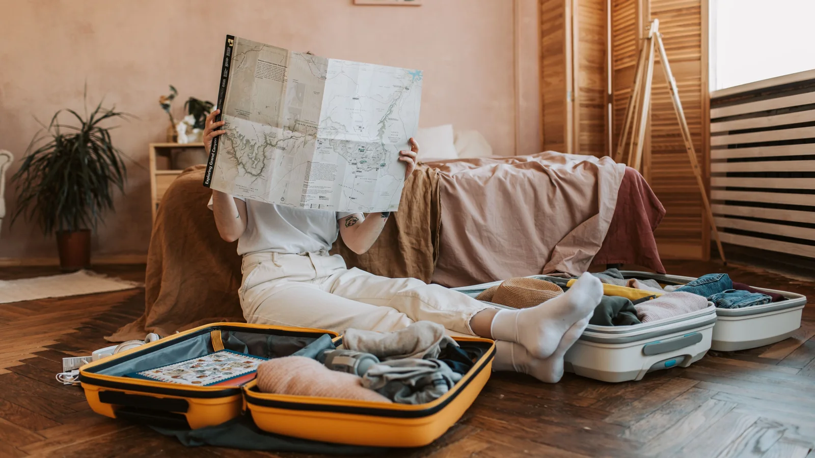 Valise légère avec quelques pièces bien pliées