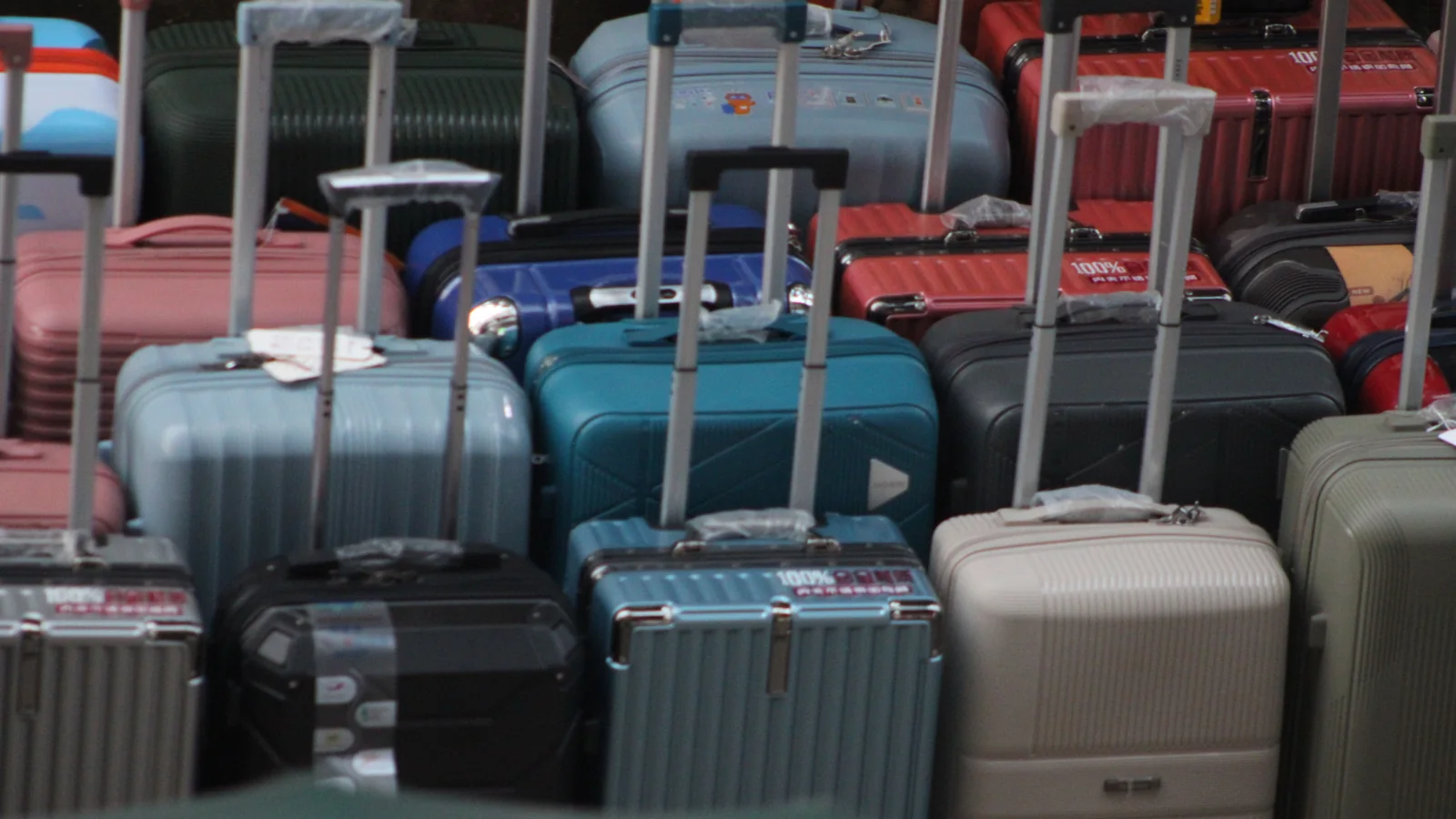 Valise rigide et sac souple côte à côte